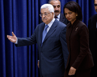 La secrétaire d'Etat américaine, Condoleezza Rice, aux côtés du président palestinien, Mahmoud Abbas, à Ramallah le 4 mars.(Photo : Reuters)