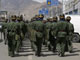 Patrouille de policiers chinois dans les rues de Lhassa.(Photo : Reuters)