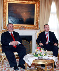 Le président irakien Jalal Talabani (g.) avec le Premier ministre Recep Tayyip Erdogan à Ankara le 8 mars 2008.(Photo : Reuters)