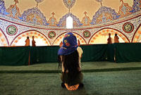 Une femme alevi dans la mosquée de Hacibektash.(Photo : AFP)