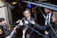 Le président de l'UIMM, Frédéric Saint-Geours (c), répond aux journalistes, le 3&nbsp;mars&nbsp;2008.(Photo : AFP)