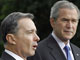 Le président Bush (à droite) écoute son homologue colombien, Alvaro Uribe, le 2 mai 2007.(Photo : AFP)
