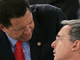 Le président colombien Alvaro Uribe (à droite) et son homologue vénézuélien Hugo Chavez, lors du sommet de Santo Domingo le 7 mars 2008.(Photo: Reuters)