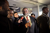 L'opposant tchadien Ngarlejy Yorongar à l'aéroport Roissy-Charles-de-Gaulle le 6 mars 2008.(Photo: AFP)