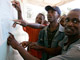 Des électeurs scrutant les résultats de leur bureau de vote, le 29 mars 2008.(Photo : Reuters)