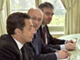 Le président français Nicolas Sarkozy (à g) a reçu, ce 1er avril à l'Elysée, le député-maire de Lens Guy Delcourt (à d), le président du club de football lensois Gervais Martel (3e d) et son entraîneur Jean-Pierre Papin (2e à d) en compagnie du secrétaire d'Etat aux Sports Bernard Laporte (2e à g).(Photo : AFP)