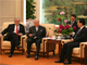 L'ancien Premier ministre français Jean-Pierre Raffarin (G), le Président du Sénat français, Christian Poncelet (C), et le Président chinois Hu Jintao (D).( Photo : Reuters )