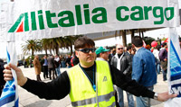 Un travailleur d'Alitalia manifestant à Rome.(Photo : Reuters)