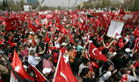 Les manifestants avec des drapeaux turcs dans les rues d'Ankara ce samedi 12 avril.(Photo : Reuters)