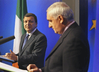 Le président de la Commission européenne, José Manuel Barroso (G), et le Premier ministre démissionnaire irlandais, Bertie Ahern (D). (Photo : AFP)