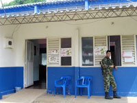 Un soldat colombien devant le dispensaire où Ingrid Betancourt avait consulté un médecin récemment.(Photo: AFP)