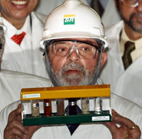 Le président brésilien, Lula da Silva, en visite à Petrobras, le Centre de recherche et développement sur l'éthanol.(Photo : AFP)
