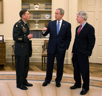 Le président George Bush en compagnie du général Petraeus et de l'ambassadeur Ryan Crocker, dans le bureau ovale de la Maison Blanche, le 10 avril 2008.(Photo : Reuters)