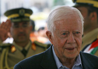 L'ancien président américain Jimmy Carter devant la tombe de Yasser Arafat à Ramallah le 15 avril.(Photo : Reuters)