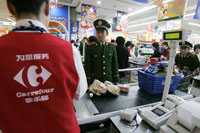 Passage à la caisse du supermarché Carrefour de Shangai le 15 avril.(Photo : Reuters)