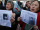 Des personnes manifestant contre la sentence prononcée à l'encontre du porte-drapeau de la dissidence, Hu Jia, le 3 avril à Pékin.(Photo : Reuters)