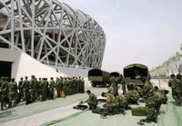 Exercice militaire de recherche de bombes au Stade national de Pékin, le 14 avril 2008.(Photo : Reuters)
