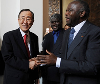 Ban Ki-moon, Secrétaire général des Nations unies (g), Laurent Gbagbo, président de la Côte d'Ivoire (d) et Beugre Mambe, président de la Commission électorale indépendante, avant la signature d'un code de bonne conduite, à Abidjan, le 24 avril 2008. (Photo : AFP)