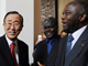 Ban Ki-moon, Secrétaire général des Nations unies (g), Laurent Gbagbo, président de la Côte d'Ivoire (d) et Beugre Mambe, président de la Commission électorale indépendante, avant la signature d'un code de bonne conduite, à Abidjan, le 24 avril 2008. (Photo : AFP)