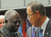 Jacques Diouf (g),&nbsp;directeur général&nbsp;de l'Organisation des Nations unies pour l'alimentation et l'agriculture (FAO), en compagnie de&nbsp;Ban Ki-moon, secrétaire général des Nations unies.(Photo : André-Michel Essoungou/RFI)