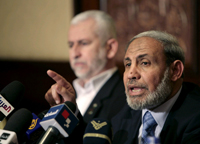 Mahmoud el-Zahar (d) et Saïd Seyam, dirigeants du Hamas, pendant une conférence de presse au Caire le 18 avril 2008.(Photo : Reuters)