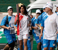 L'ex-championne argentine de tennis, Gabriela Sabatini, portant la flamme olympique à Buenos Aires le 11 avril 2008.(Photo : Reuters)