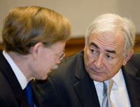 Le directeur du FMI, Dominique Strauss-Kahn (d) et le président de la Banque mondiale, Robert Zoellick.(Photo : Reuters)