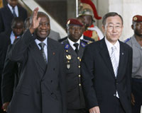 Le président ivoirien Laurent Gbagbo (g) et le secrétaire général de l'Onu Ban Ki-moon au palais présidentiel d'Abidjan.(Photo : Reuters)