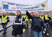 Les salariés du port du Havre manifestent contre la réforme des ports autonomes maritimes.(Photo : AFP)