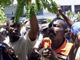 Des Haïtiens protestant contre la hausse du coût de la vie devant le Parlement à Port-au-Prince, le 3 Avril 2008. 

		(Photo : AFP)
