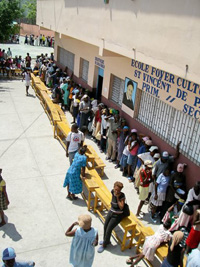 Vue plongeante d'une scène de distribution de riz à Haïti par la Minustah (Mission des Nations unies pour la stabilisation en Haïti).(Photo : Philippe Nadel)