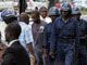 La police quadrille Harare et se mêle à la population pour dissuader tout mouvement de contestation. Harare, le 14&nbsp;avril 2008.(Photo : AFP)