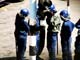 Des policiers procèdent à l'arrestation de membres de l'opposition, dans le quartier général du MDC, à Harare, le 25 avril 2008. (Photo : AFP)