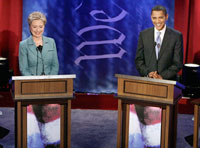 Hillary Clinton et Barack Obama du temps où ils étaient encore adversaires, le 16 avril 2008 à Philadelphie. (Photo : Reuters)