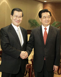 Le président chinois Hu Jintao (D) et le vice-président élu de Taiwan, Vincent Siew, le 12&nbsp;avril 2008.(Photo : Reuters)