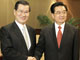 Le président chinois Hu Jintao (D) et le vice-président élu de Taiwan, Vincent Siew, le 12&nbsp;avril 2008.(Photo : Reuters)