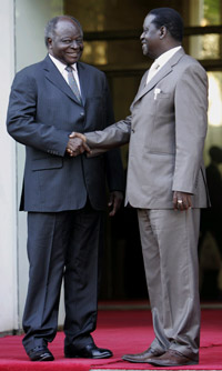 Le président kényan Mwai Kibaki (g) avec le leader du Mouvement démocratique orange, Raila Odinga, dimanche 6 avril à Nairobi.(Photo : Reuters)