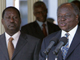 Le président kényan Mwai Kibaki (d) a annoncé à la presse dimanche 13 avril 2008 à Nairobi la composition du gouvernement de coalition, avec à sa tête comme Premier ministre l'opposant Raila Odinga (g).  (Photo : Reuters)