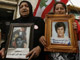 Des Libanaises musulmanes montrant des portraits de leurs fils disparus durant la guerre civile (1975-1990) lors de la commémoration du début de la guerre, le 13 avril 2008, à Beyrouth.(Photo : AFP)