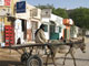 Le centre ville de Nouakchott avec ses boutiques et ses charettes tirées par des ânes.(Photo : M. Rivière/RFI)
