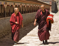 Des moines dans l'enceinte du monastère de Sakya, au Tibet, en octobre 2006.(Photo : Wikimédia)
