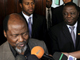 L'ancien président mozambicain Joaquim Chissano (g) s'adresse à la presse après avoir rencontré le chef de l'opposition du Zimbabwe Morgan Tsvangirai, du Mouvement pour le changement démocratique (d), à Maputo, le 23 avril 2008. (Photo : Reuters)