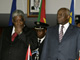 De gauche à droite, le président zambien Levy Mwanawasa, le président angolais José Eduardo dos Santos, le président sud-africain Thabo Mbeki au sommet extraordinaire de la SADC, le 12 avril 2008.(Photo : Reuters)