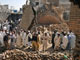 La police pakistanaise collecte les indices sur le lieu de l'attentat à la bombe dans la ville de Mardan.(Photo : AFP)
