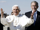 Le pape Benoît XVI est accueilli par George Bush, à son arrivée mardi 15 avril 2008 à la base militaire aérienne Andrews, dans le Maryland.   (Photo : Reuters)