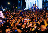 Les supporters de Fernando Lugo célèbrent sa victoire dans le centre d'Asunción.(Photo : Reuters)
