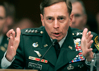 Nouvellement nommé à la tête de la Centcom, le général David Petraeus est en visite au Pakistan.(Photo : Reuters)
