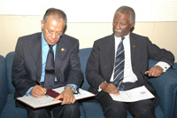 Le Premier ministre mauricien, Navim Ramgoolam (g) et le président sud-africain, Thabo Mbeki (d).(Photo : A. Earally/RFI)