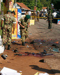 Des experts de la police inspectent les lieux, suite à l’attentat à la bombe à Gampaha, le 6&nbsp;avril 2008.(Photo : Reuters)