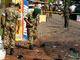 Des experts de la police inspectent les lieux, suite à l’attentat à la bombe à Gampaha, le 6&nbsp;avril 2008.(Photo : Reuters)